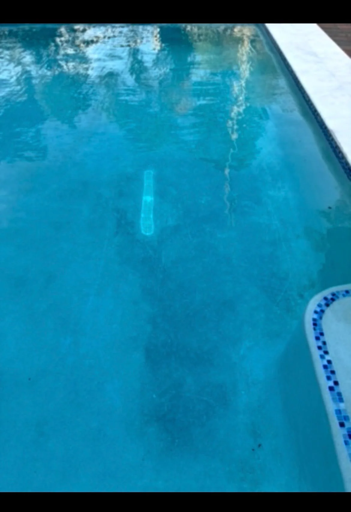 Superficie de piscina con manchas por depósitos de metales antes del tratamiento