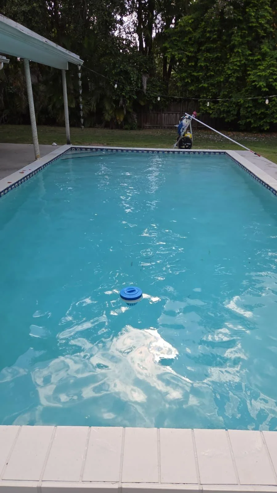 Revestimiento de piscina tras el tratamiento para eliminar manchas de metales