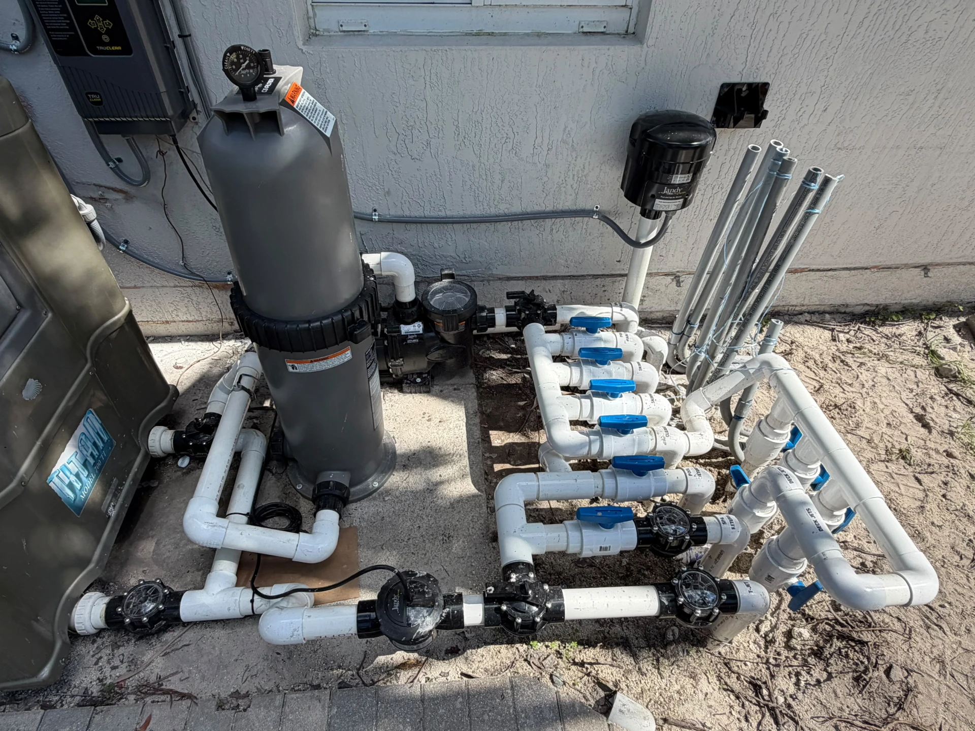 Instalación completa de filtro, bomba y tuberías con válvulas azules para piscina en Miami